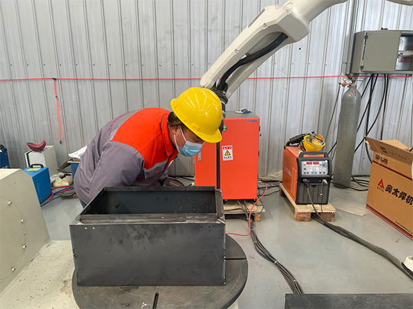 全自動點焊機器人工作崗位 全自動點焊機器人工作崗位